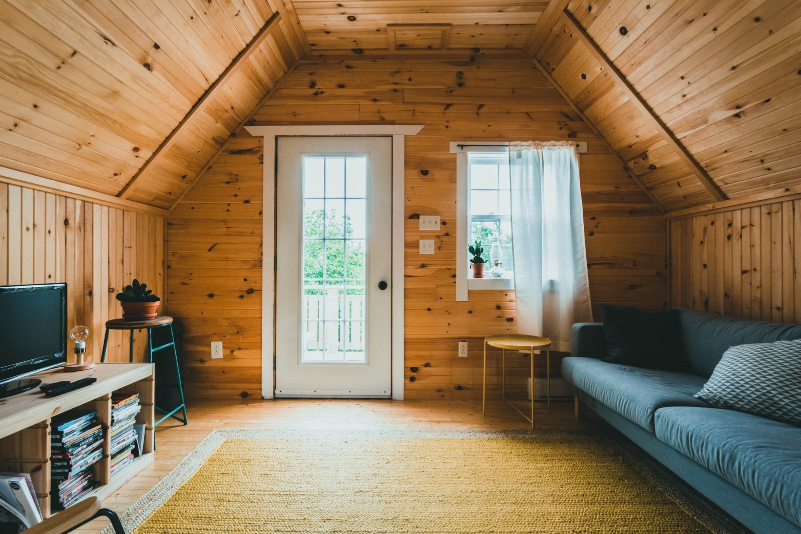 Intérieur de chalet en bois lumineux et bien rangé
