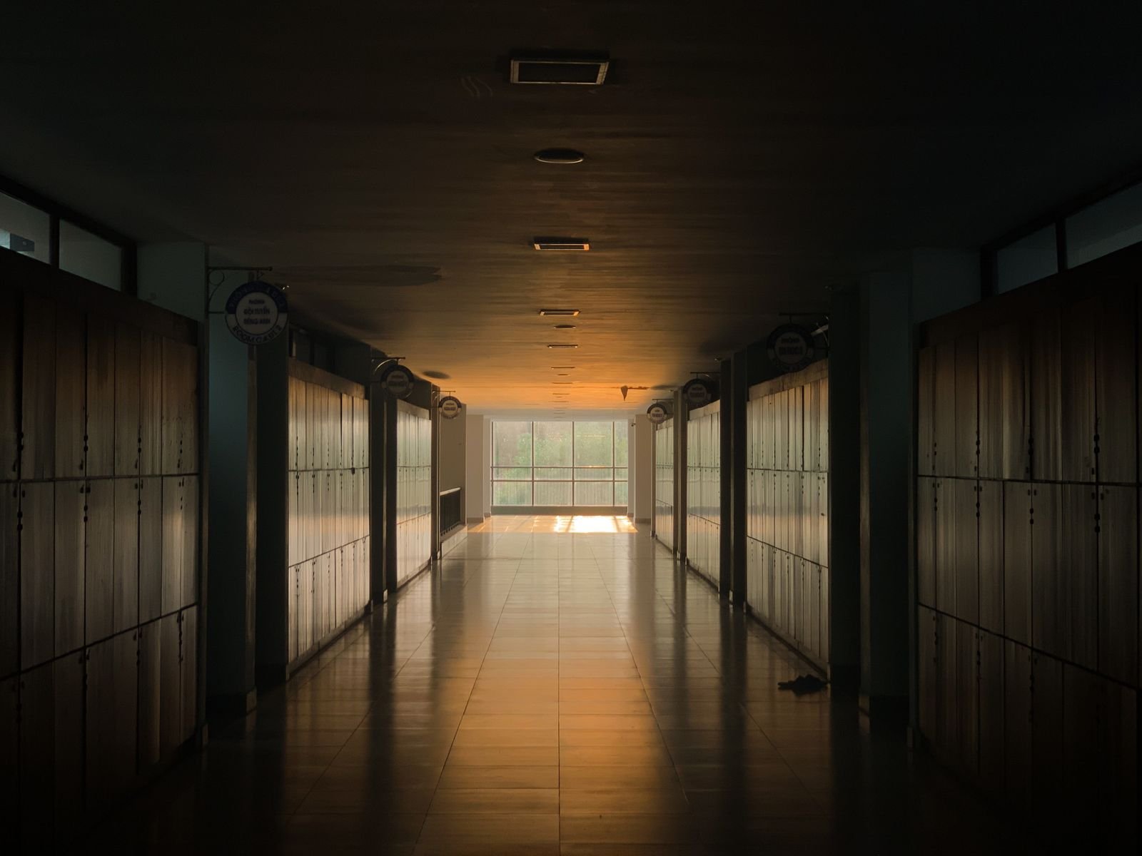Corridor scolaire propre bordé de casiers