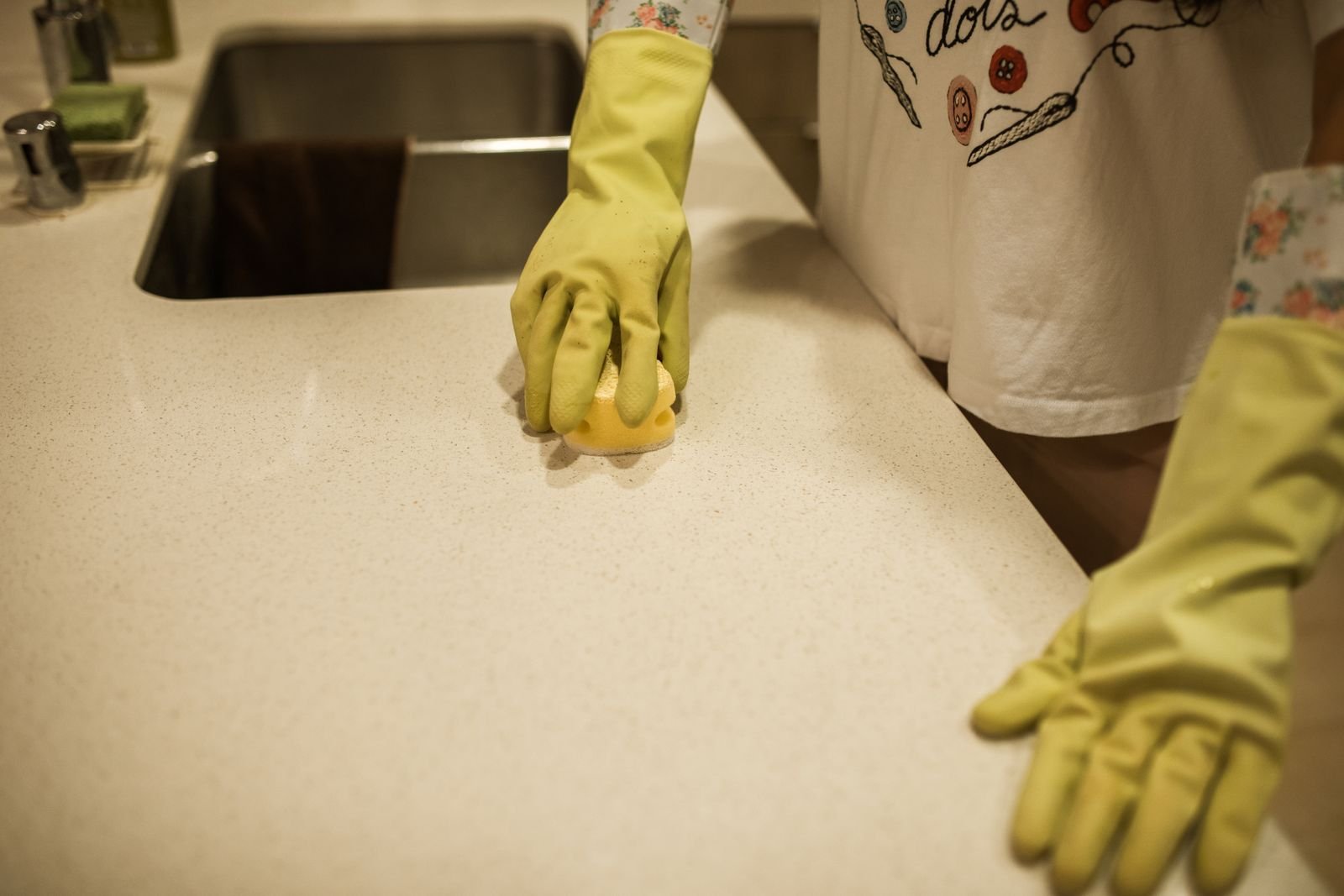 Comptoir essuyé avec soin, des gants jaunes à la main